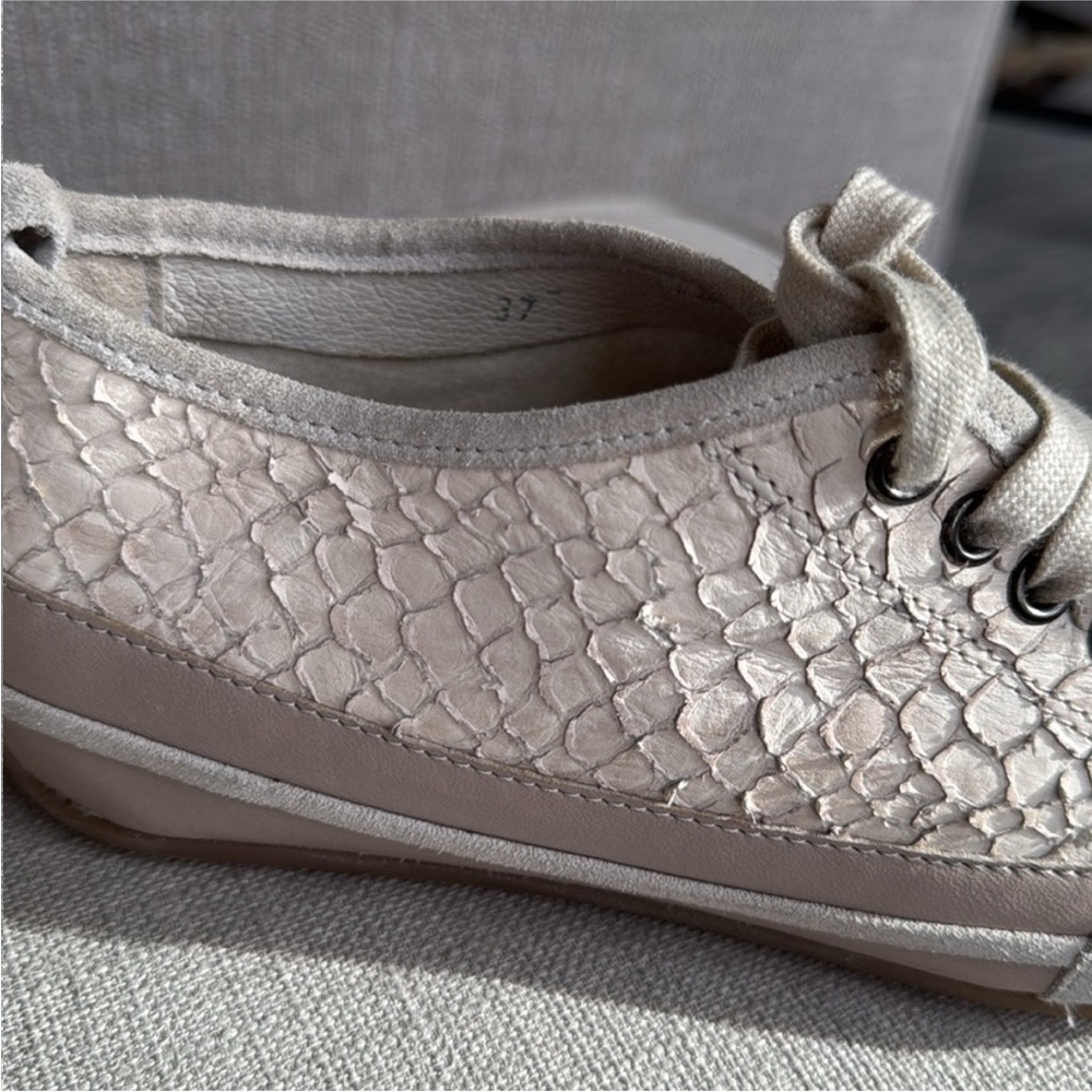 Charles David Cream Sneakers with Canvas Material and Low-Top Design - Picture 8 of 13